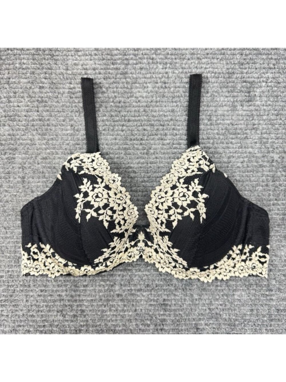 Wacoal Bra 38B Embrace Lace Plunge 853291 Underwire Lined Full Coverage Black